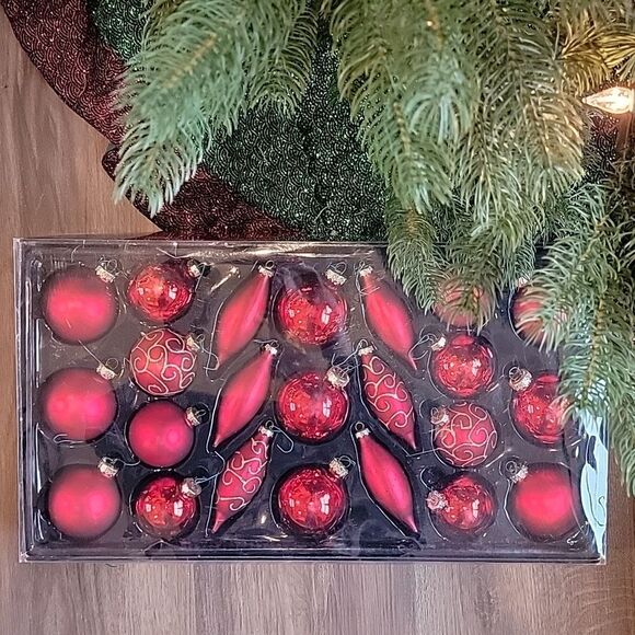 Christmas holiday glass ornament collection-red and gold - Picture 1 of 1